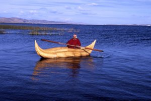 Un barco hecho de totora, Lago Titicaca (Fuente)